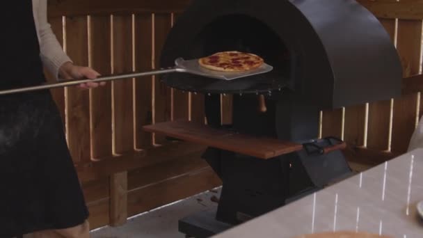 Een Man Een Schort Doet Rauwe Pizza Een Houtgestookte Pizza — Stockvideo