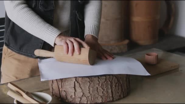 作为一个熟练的工匠 在一段迷人的视频中巧妙地捕捉了时间的本质 看着一个人在纸上刻划年轮的印迹 用的是 — 图库视频影像