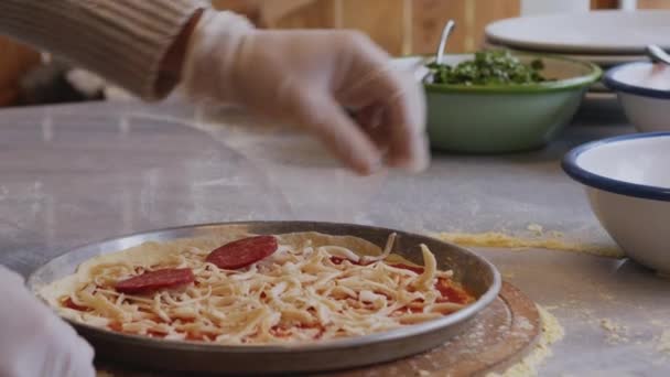 Человек Фартуке Разбрасывает Томатную Пасту Основание Теста Пиццы Стол Посыпанный — стоковое видео