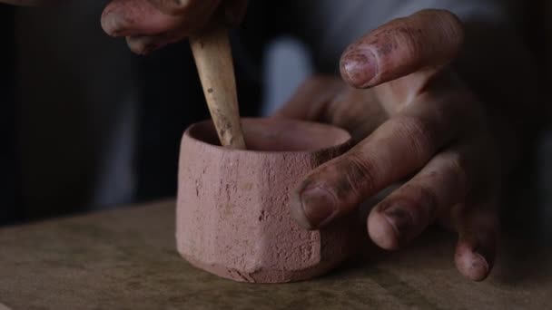 Yetenekli Ellerin Özenle Işlenmemiş Çamuru Eşsiz Bardaklara Dönüştürmesi Gibi Sanatsal — Stok video
