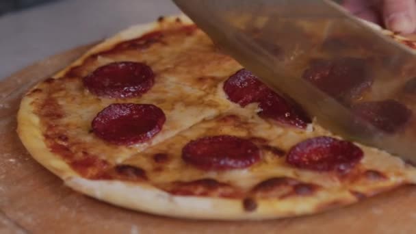 Ein Mann Schürze Legt Rohe Pizza Einen Holzbeheizten Pizzaofen Essen — Stockvideo