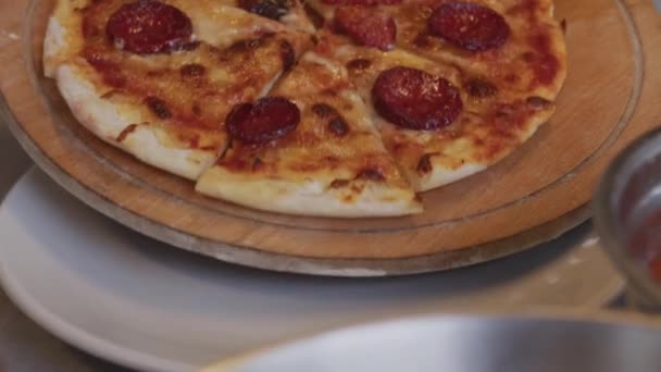 Facet Fartuchu Wkłada Pizzę Pieca Pizzę Gotowanie Jedzenia Przy Otwartym — Wideo stockowe
