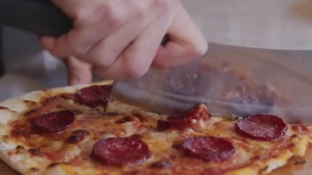 Человек Фартуке Кладет Сырую Пиццу Дровяную Печь Пиццы Готовить Еду — стоковое видео