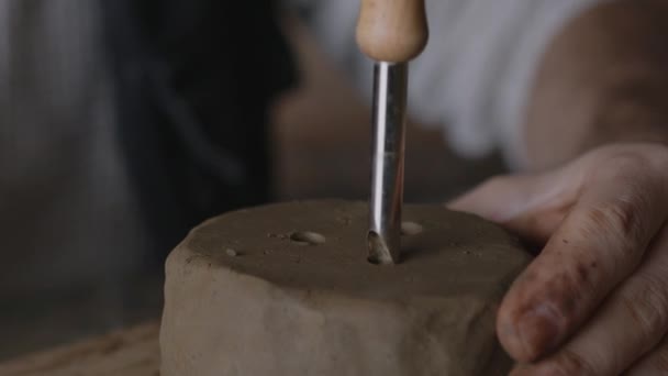 开始一个迷人的旅程进入一个熟练的拉丁工匠的世界 在那里 创造力的手塑造和塑造粘土成为一个独特的杰作 在这个迷人的视频中 — 图库视频影像