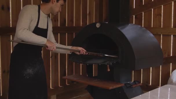 Uomo Grembiule Sta Mettendo Pizza Cruda Forno Legna Cucinare Cibo — Video Stock