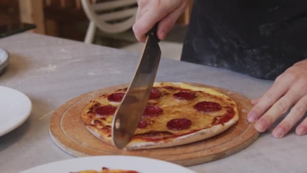 Hombre Delantal Saca Pizza Horno Leña Cocinero Saca Una Pizza — Vídeo de stock