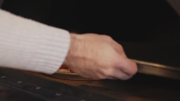 Muž Zástěře Dává Syrovou Pizzu Pece Pizzu Vařit Jídlo Nad — Stock video