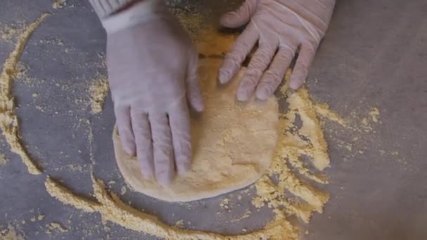 Homem Avental Está Espalhando Pasta Tomate Uma Base Massa Pizza — Vídeo de Stock