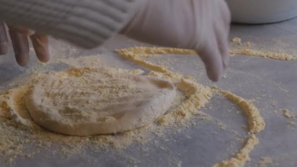 Bărbat Dintr Șorț Răspândește Pasta Tomate Bază Aluat Pizza Masă — Videoclip de stoc