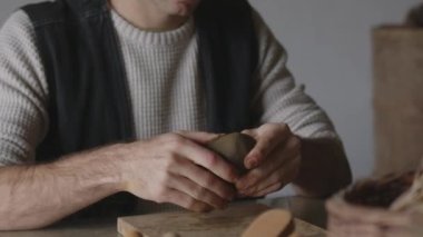 Yetenekli bir Latin zanaatkârın dünyasına büyüleyici bir yolculuğa çıkın. Yaratıcılığın elleri kil kalıplarını ve killeri eşsiz bir başyapıta dönüştürüyor. Bu büyüleyici videoda,