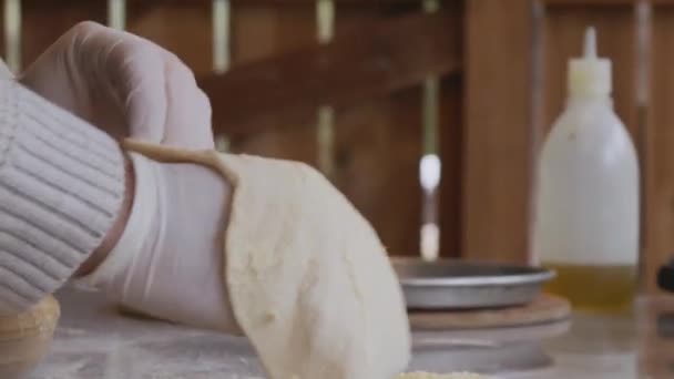 装饰一个迷人的烹饪奥德赛 在一个充满美食和美食的世界里 用专家的手和活泼的配料制作完美的自制比萨 踏入迷人的世界 — 图库视频影像