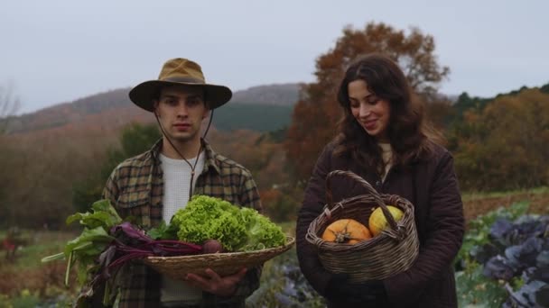 Oogsttijd Paar Proudly Displays Fresh Farm Produce Een Man Een — Stockvideo