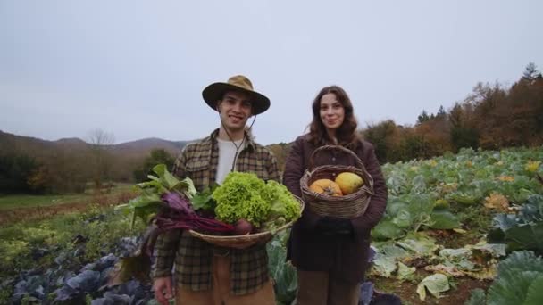 Oogsttijd Paar Proudly Displays Fresh Farm Produce Een Man Een — Stockvideo