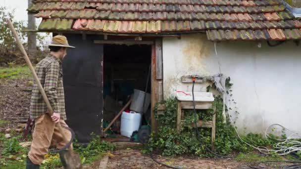 Ekose Ceket Yeşil Lastik Botlar Içinde Kırsal Bir Figür Kırsal — Stok video