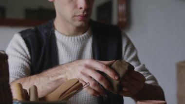 Yetenekli bir Latin zanaatkârın dünyasına büyüleyici bir yolculuğa çıkın. Yaratıcılığın elleri kil kalıplarını ve killeri eşsiz bir başyapıta dönüştürüyor. Bu büyüleyici videoda,