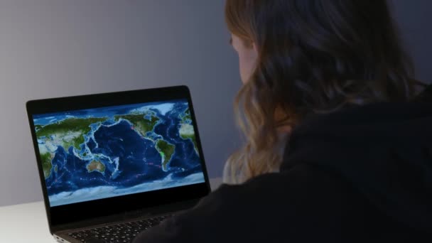 Global Medvetenhet Flickmonitorer Jordbävningsaktivitet Världskartan Flicka Observerar Karta Som Visas — Stockvideo
