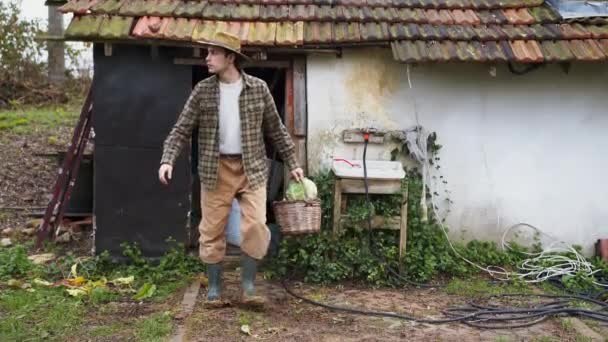 Ekose Ceket Yeşil Lastik Botlar Içinde Kırsal Bir Figür Kırsal — Stok video