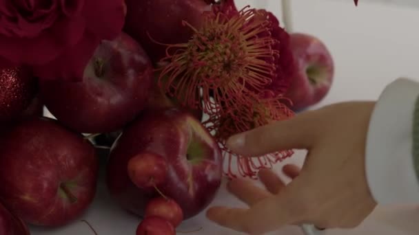 Holiday Warmte Handen Instellen Kaars Tussen Feestelijke Apple Berry Decor — Stockvideo