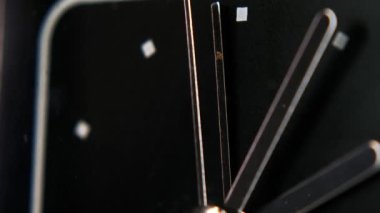 Karmaşık Melodi Bekliyor: Spotlight 'taki Elektro Gitar Tellerinin Yakın Çekimi. Bir makro çekim, bir elektro gitarın zarafetini ve hassasiyetini ortaya çıkarır.