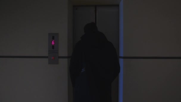 Solitary Journey Lone Figure Enters Elevator Floor Six Evening Quiet — стоковое видео