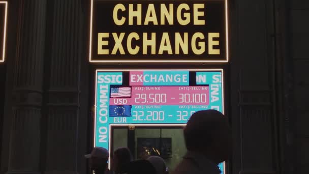金融脉冲 城市夜晚的货币兑换率 在这个城市的夜景中 一个繁华的货币兑换场所应运而生 其特点是一个明亮的变迁标志和 — 图库视频影像
