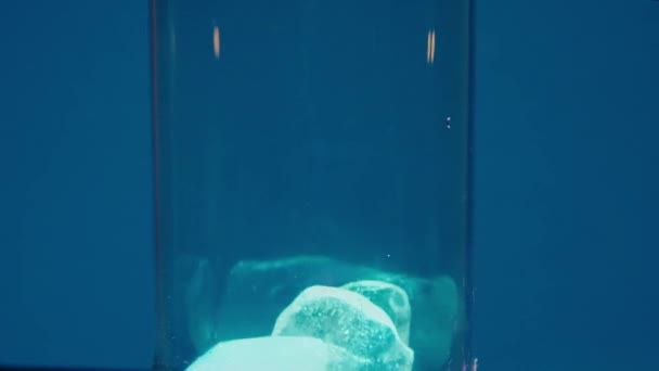 Moldura Apresenta Uma Cena Dinâmica Onde Cubos Gelo Imaculados São — Vídeo de Stock