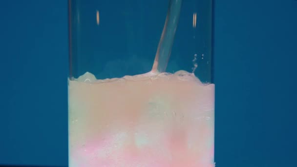 Video Muestra Vaso Alto Transparente Lleno Agua Soda Color Melocotón — Vídeos de Stock