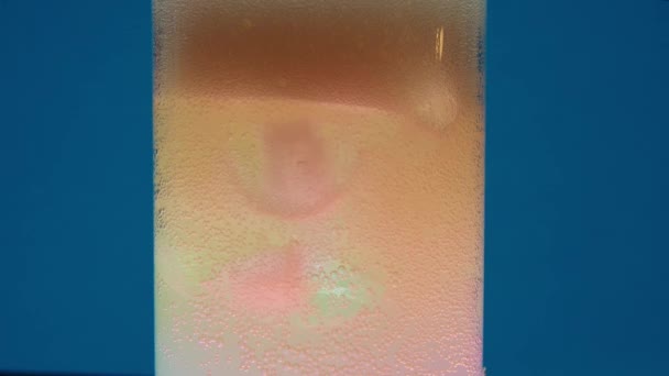 Vetro Cristallino Staglia Suggestivo Sfondo Blu Pieno Soda Frizzante Color — Video Stock
