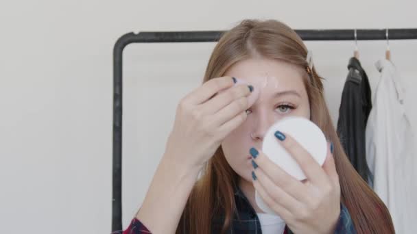 Ung Kvinna Mitt Sin Skönhetsbehandling Försiktigt Applicera Ansiktskräm Hennes Fokuserade — Stockvideo