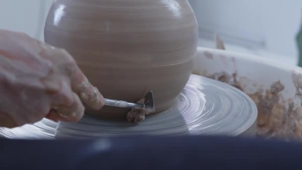 Egy Kézműves Fazekas Ügyes Kezei Akik Egy Agyagváza Formáját Finomítják — Stock videók