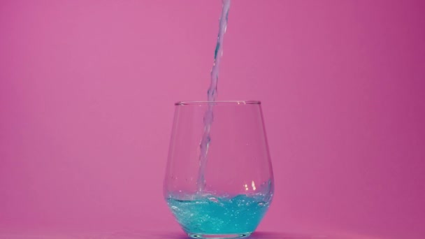 Neste Quadro Visualmente Atraente Fluxo Água Cristalina Capturado Movimento Lento — Vídeo de Stock