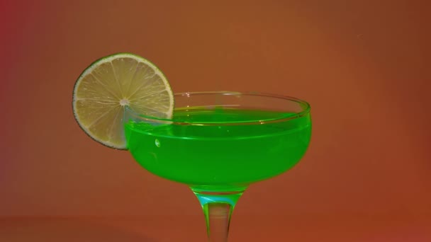 Moldura Exibe Close Coquetel Verde Vívido Elegantemente Apresentado Copo Martini — Vídeo de Stock