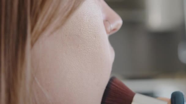 Frame Menawarkan Pandangan Samping Rinci Dari Wajah Wanita Saat Dengan — Stok Video
