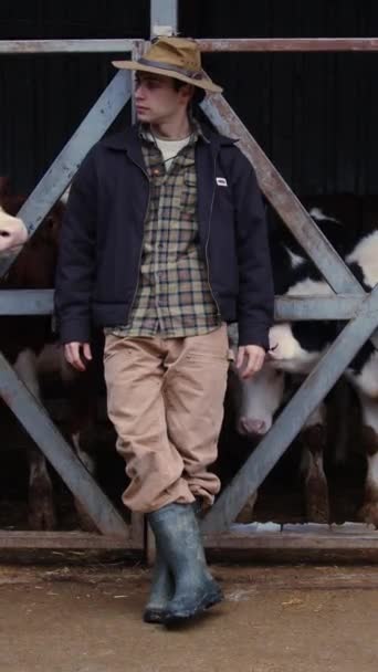 Obraz Ukazuje Mladého Farmáře Soustředěným Výrazem Který Sebevědomě Stojí Brány — Stock video