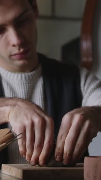 Artista Cerâmico Lgbt Independente Molda Argila Com Mãos Hábeis Capturada — Vídeo de Stock