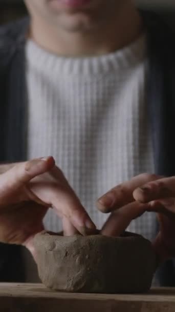Een Onafhankelijke Lgbt Keramische Kunstenaar Vormt Klei Met Bekwame Handen — Stockvideo
