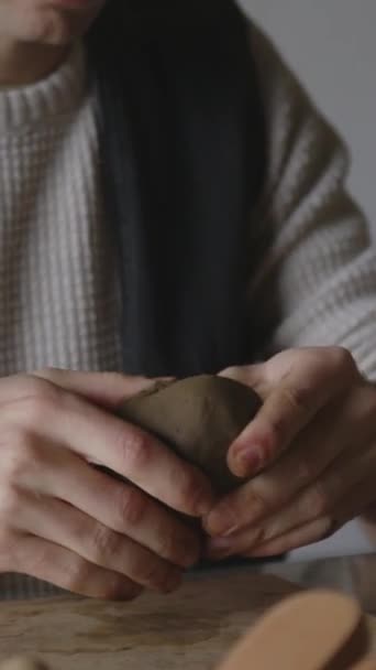 一位独立的Lgbt陶瓷艺术家用熟练的手塑造粘土 用4K的垂直镜头拍摄 凸显了该工艺的亲和力 这位艺术家集中精神和创造力 在舒适的工作室里创作 — 图库视频影像