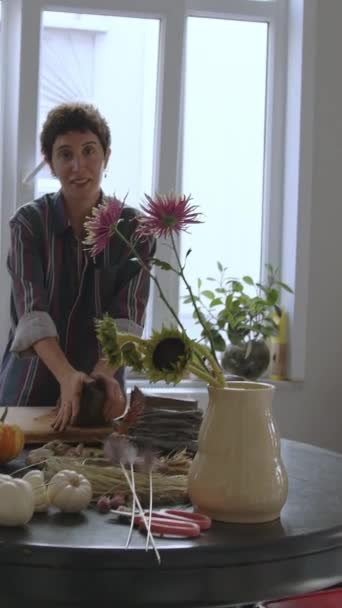 Nezávislý Keramický Umělec Lgbt Soustředí Zajištění Pulzujícího Výběru Sezónních Květin — Stock video