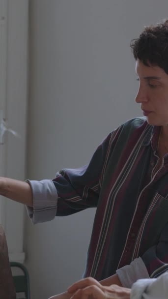 Niezależny Artysta Ceramiczny Lgbt Koncentruje Się Aranżacji Tętniącego Życiem Wyboru — Wideo stockowe