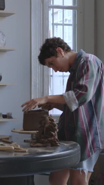 Oberoende Hbt Keramiker Fokuserar Intensivt Att Arrangera Ett Levande Urval — Stockvideo
