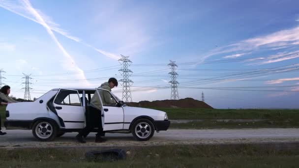 Paysage Rural Sous Ciel Dégagé Avec Deux Hommes Poussant Une — Video