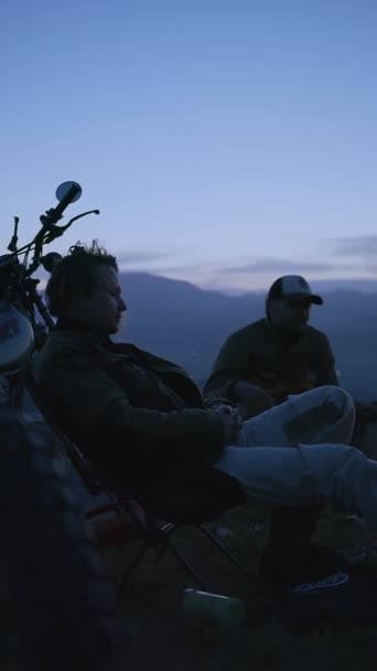 Enquanto Crepúsculo Abraça Acampamento Montanha Grupo Amigos Iluminado Pelo Brilho — Vídeo de Stock