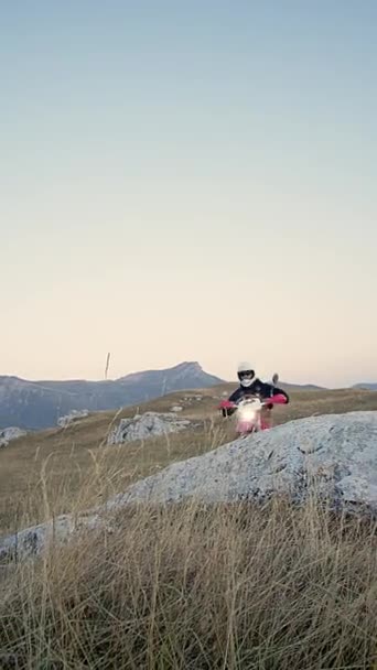 Captured Mid Air Motorcyclist Exhibits Both Skill Daring Soar Mountain — Stock Video