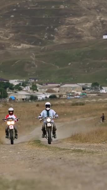 Зображенні Зображено Трьох Мотоциклістів Єднаних Пристрастю Швидкості Пригод Оскільки Вони — стокове відео
