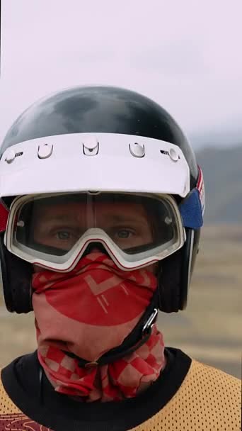 Kaland Arcát Megragadja Közeli Kép Egy Motorosról Szemeit Védőszemüveg Árnyékolja — Stock videók