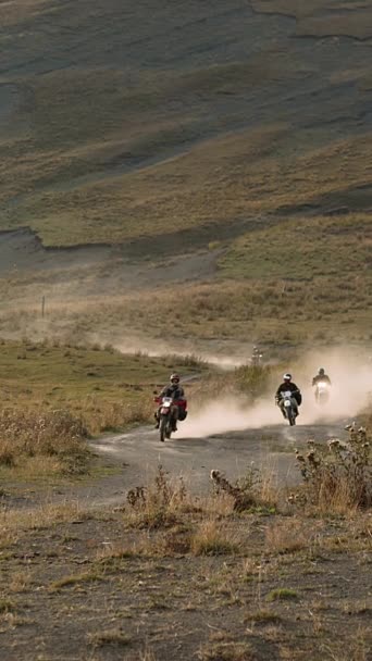 Esta Instantánea Dinámica Tres Motociclistas Corren Por Camino Tierra Remoto — Vídeo de stock