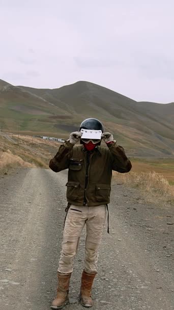 Ένας Μοτοσικλετιστής Στέκεται Όρθιος Ένα Χωματόδρομο Κράνος Γάντια Προσαρμοσμένα Και — Αρχείο Βίντεο