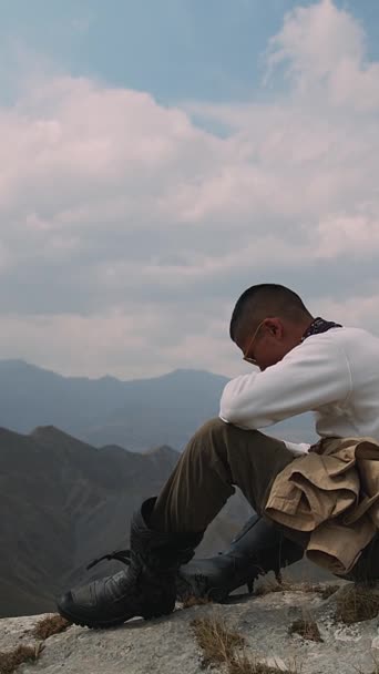 Een Reiziger Zit Eenzaamheid Een Bergtop Zijn Rug Naar Camera — Stockvideo