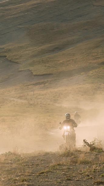 Essence Rugged Road Journey Captured Motorcyclists Speed Dusty Trail Bikes — Stock Video