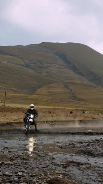 Cœur Terrain Montagneux Motocycliste Intrépide Attaque Une Traversée Rivière Leur — Video